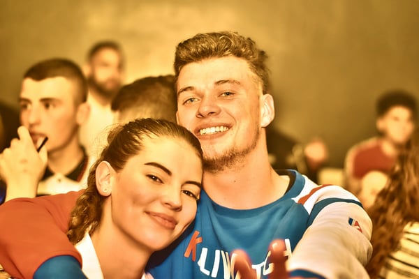 Casal abraçado sorrindo juntos