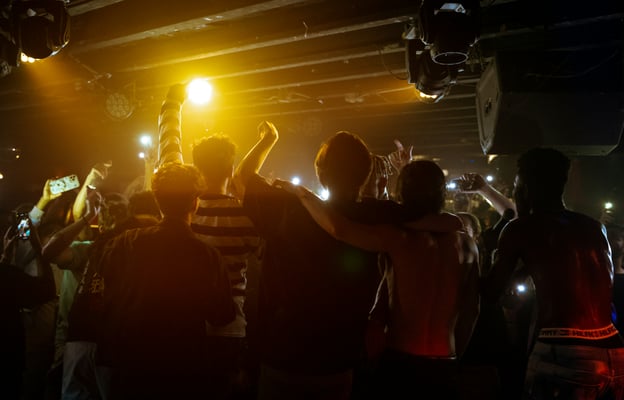 Grupo de amigos se divertindo na balada