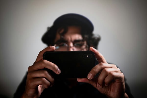 Pessoa tirando foto no espelho com celular