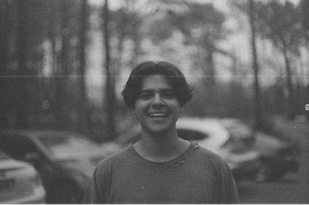 Foto em preto e branco com expressão marcante