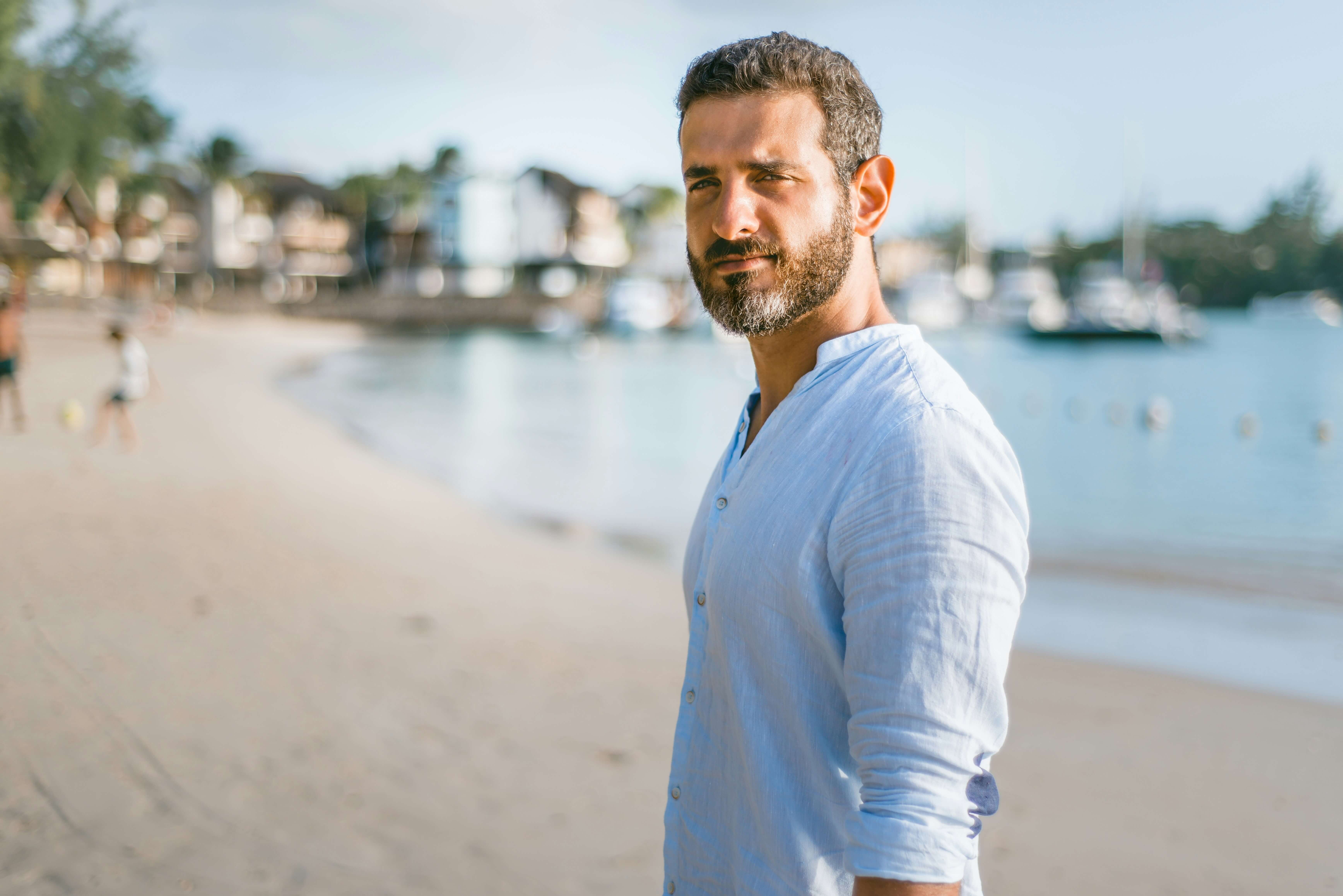 Homem com postura confiante em foto para redes sociais