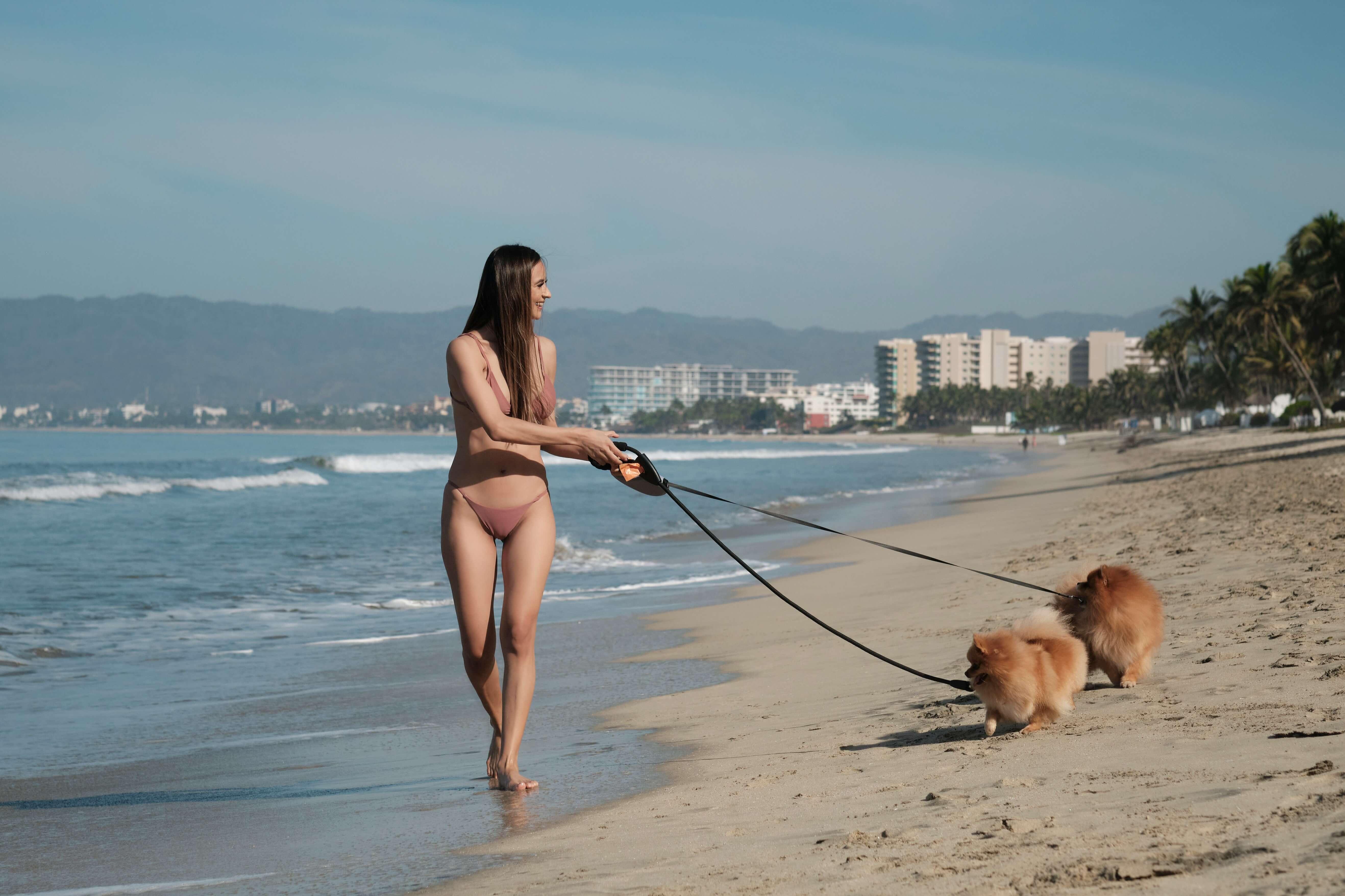 Mulher de biquíni sorrindo na praia