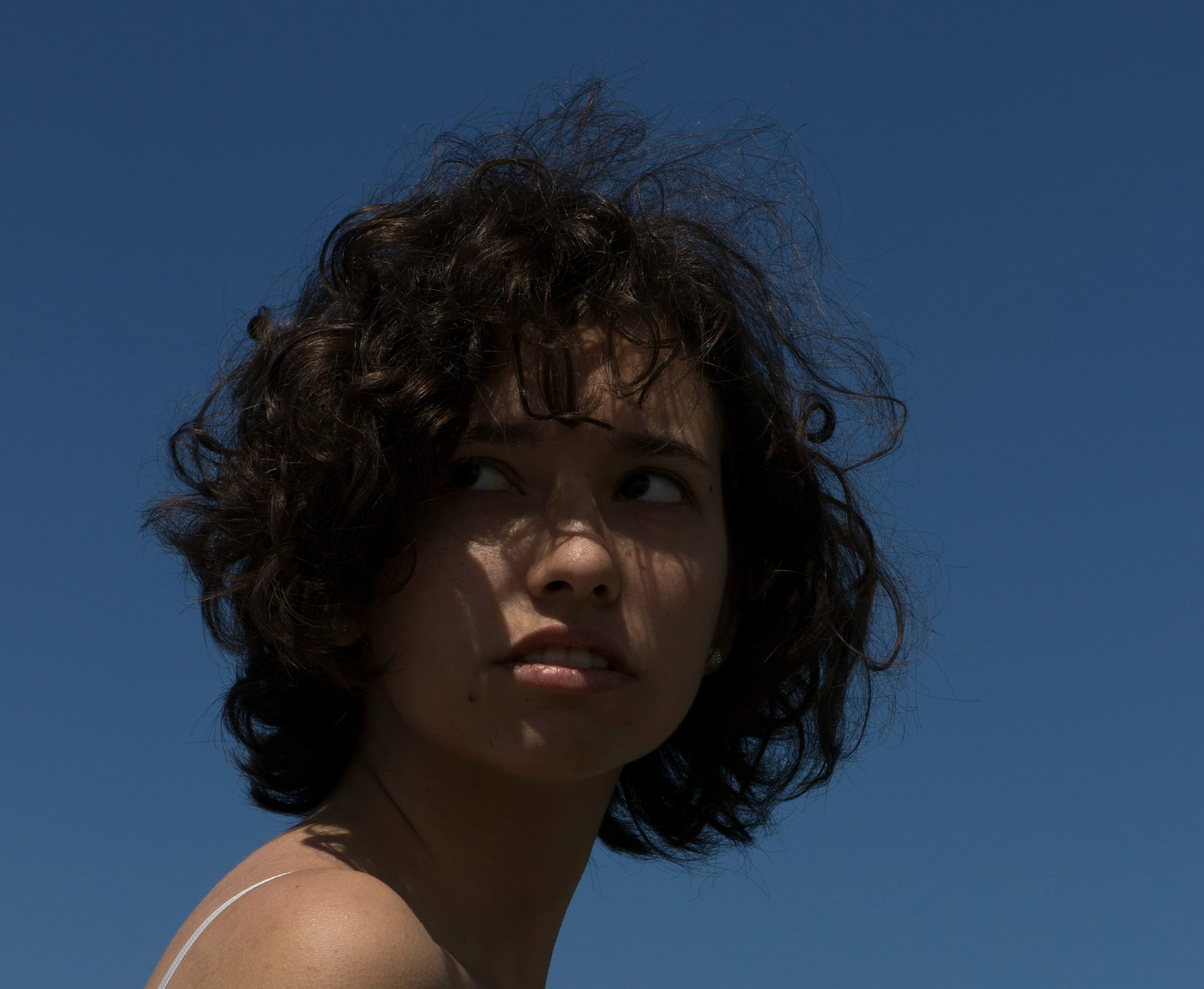 Pessoa olhando para o horizonte com expressão de determinação e superação