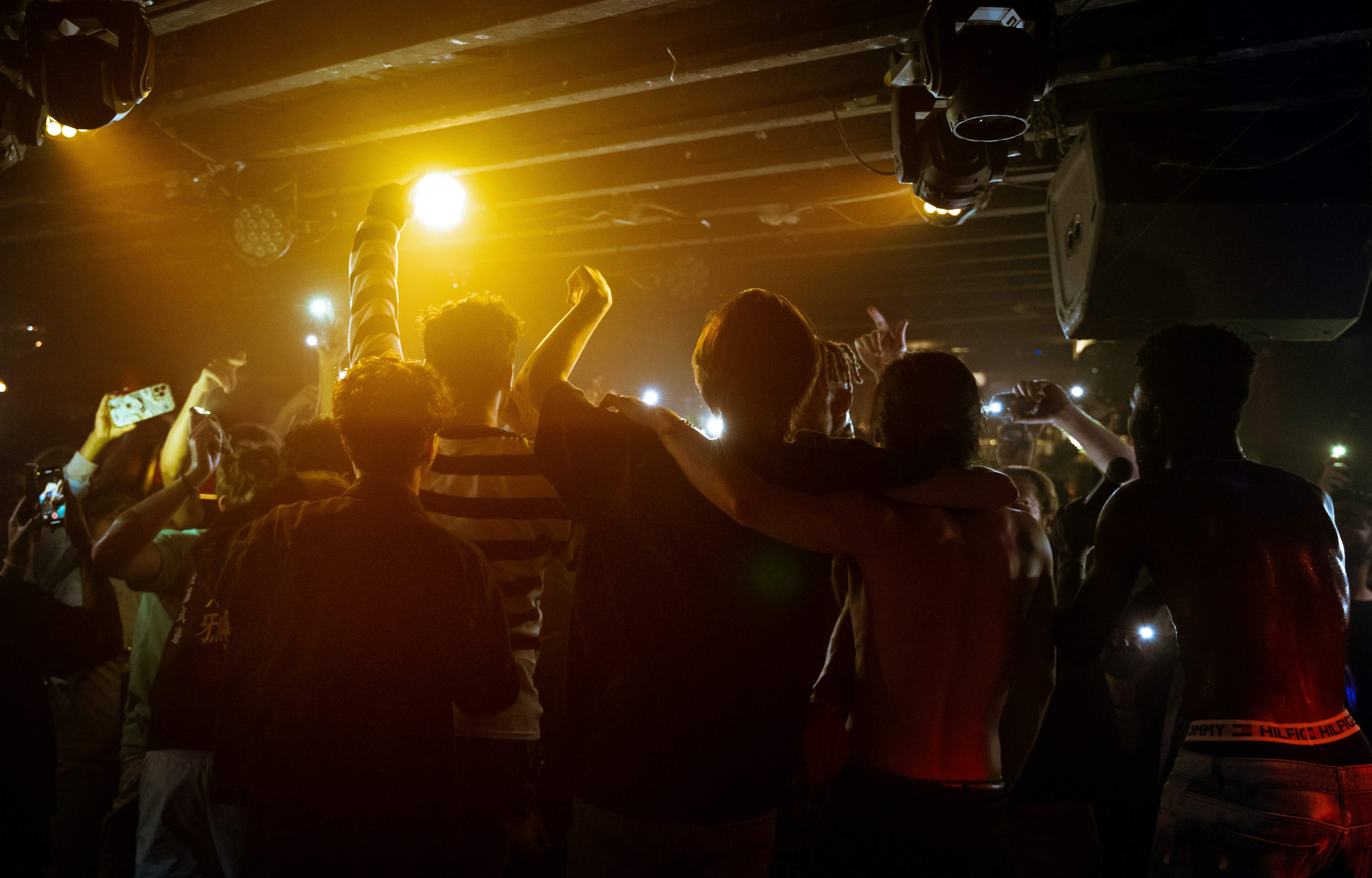 Grupo de amigos se divertindo na balada