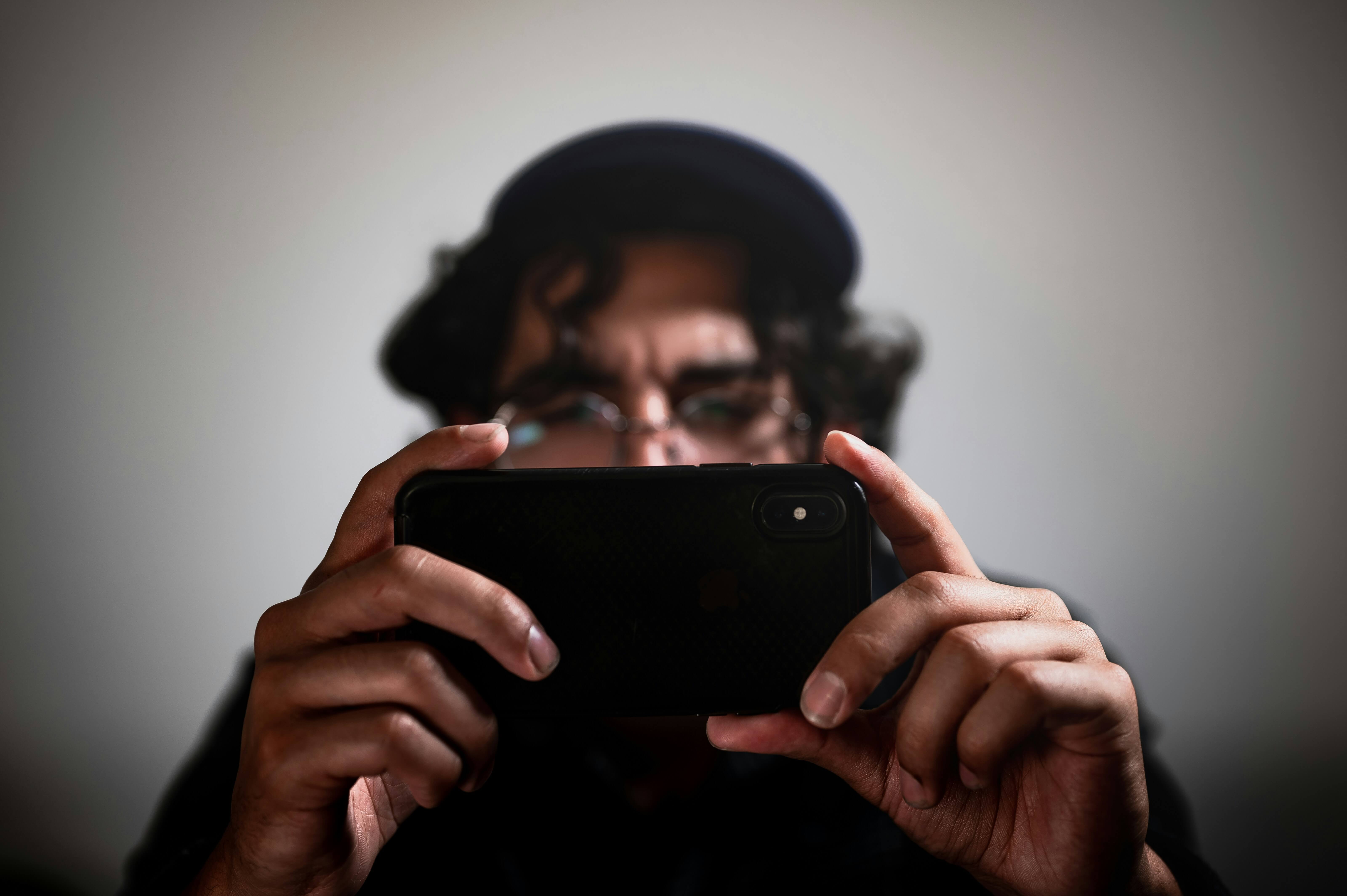 Pessoa tirando foto no espelho com celular